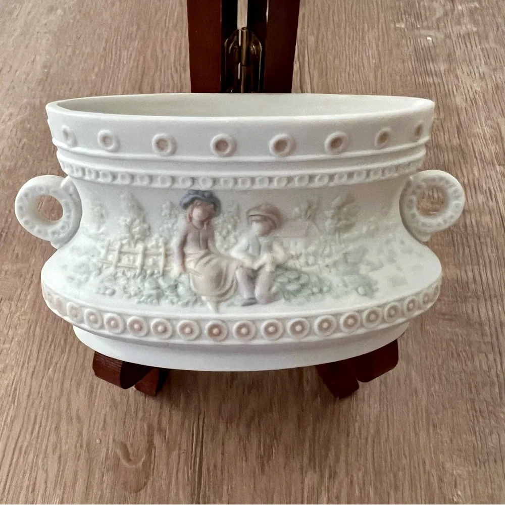 1984 LLADRO Children In Garden Small Matte Bisque Bowl Vase By Jose Roig RETIRED